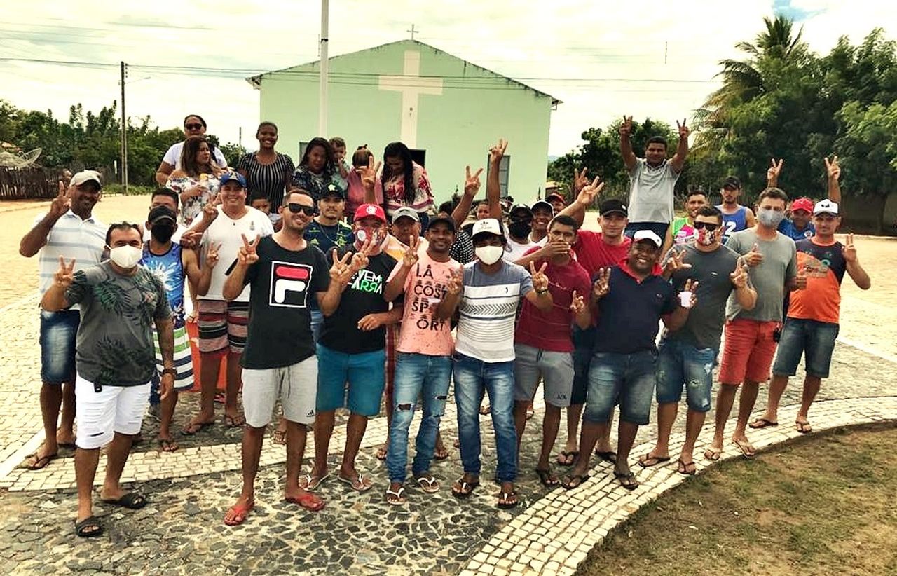 08062020 aparecida acaua Easy Resize.com - EM APARECIDA: Pré-candidato a vereador do Assentamento Acauã, Miúdo, posa ao lado de apoiadores num gesto de força em defesa de seu nome; VEJA